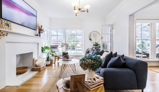 Historic beachfront apartment with bay views in Williamstown