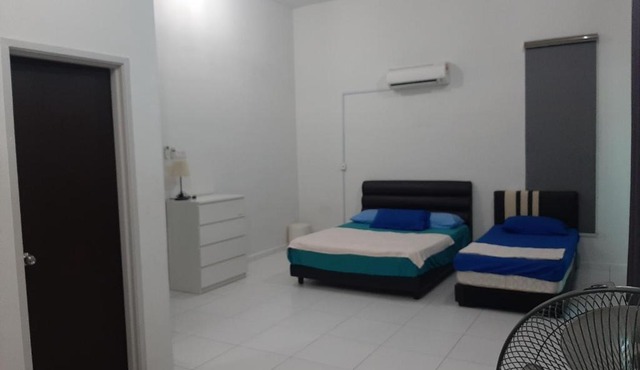 Home2stay Hayyan Muslim Pool