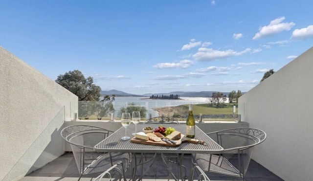 Horizons 302 - Centrally located in town with pool access, tennis courts and undercover car parking