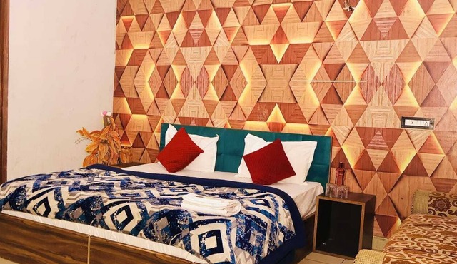 HOTEL CORNER HOUSE - A Budget Stay Rooms