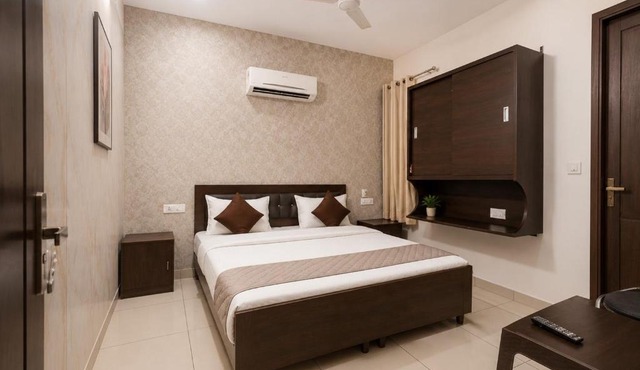 Hotel Devine Opp Jubilee Walk Mall & Near Gurdwara Sohana