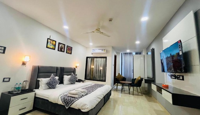 Hotel Grand Plaza - Gate No 3 Dlf Chattarpur Farms