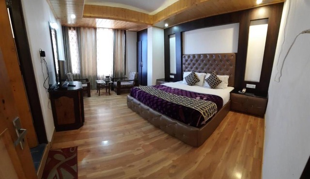 Hotel Lords Regency - Connected to the Mall Road