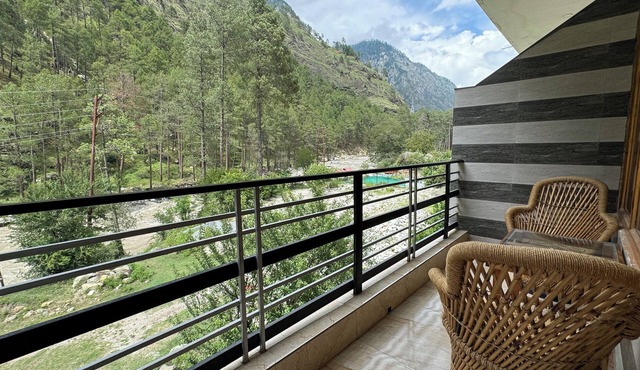 Hotel Mid Orchard Kasol (Riverside)