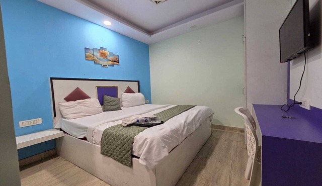 Hotel O Nangloi Railway Station
