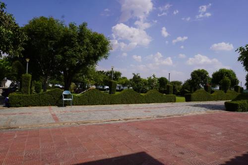 Hotel Raj Resort and Pool