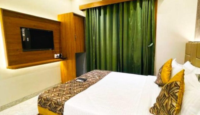 Hotel S R PLAZA