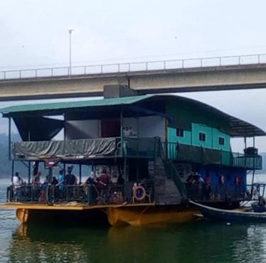 House boat