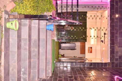 Inder Stay ! Balcony Rooms ! Parking !
