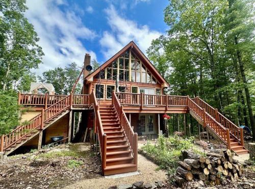 Jagerhouse - A Custom-Built Swiss-Style Luxury Mountain Retreat - 3 BR Upper Level, 1 Mile from Bryce Golf & Ski Resort in Mount Jackson
