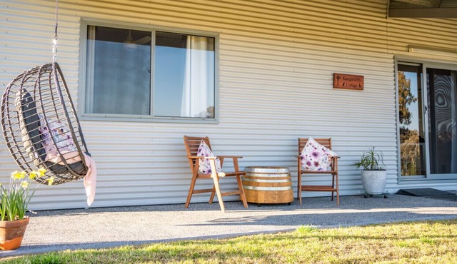 Kangarooby Cottage - Your Sustainable Off-grid Haven!