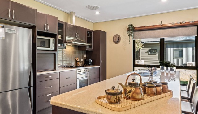 Kickenback Lodge - 3BR Lodge l Gym l Indoor Pool l Tennis l WiFi l Air-Con