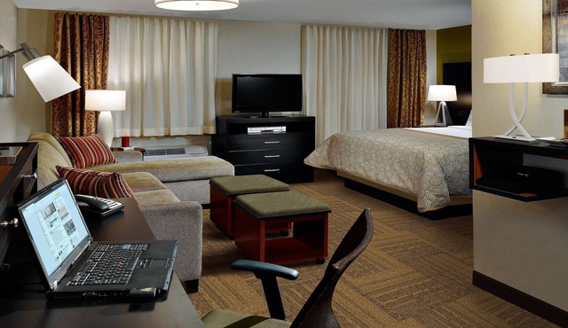 King Studio. Free Breakfast Buffet & Pool Access Included! in Sterling Heights
