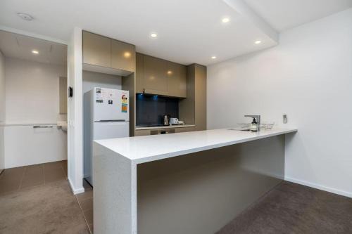 Kingston Foreshore Flat with Garden View - Hosted by Canstay in Kingston