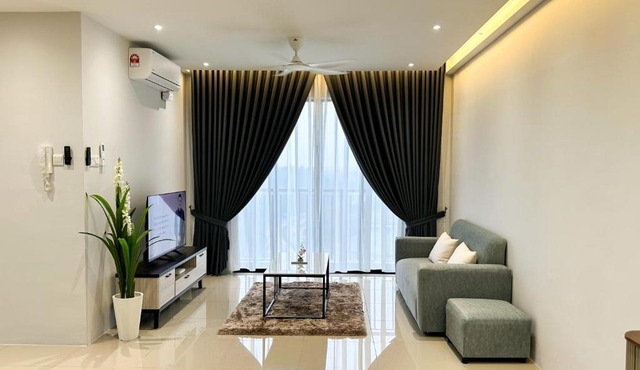 KLIA Luma Loft Homestay-Near KLIA & Sepang Circuit-3BR fully Aircond-Balcony-Fast WiFi-Netflix-2 Free Parking