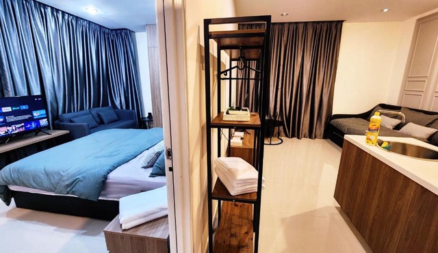 Kozi Square Twin Room with Smart TV & free Wi-fi