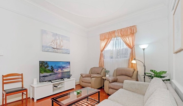 KozyGuru | Ashfield | Cozy 4 Bedroom House