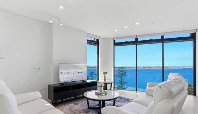 KozyGuru | Brighton-Le-Sands | Luxury Bay View Apt