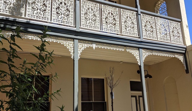 "La Dentella" French for Lace -Exquisite Luxury Terrace in Bathurst CBD