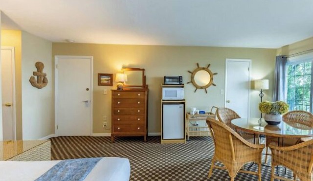 Lakefront king bed, double bed and sofa sleeper in Whitehall
