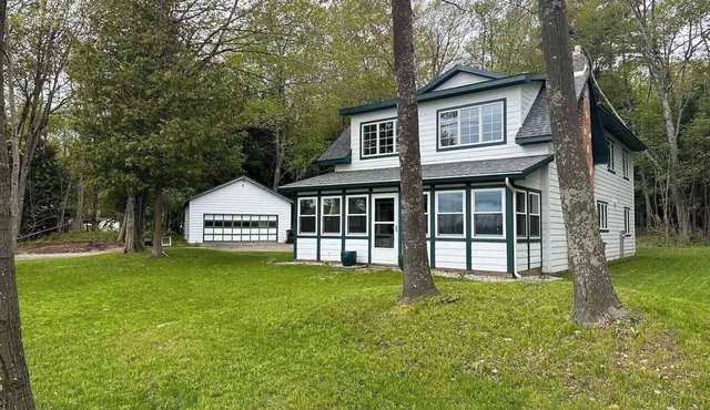 Lakeside Cottage with sand beach & fireplace! in Au Train