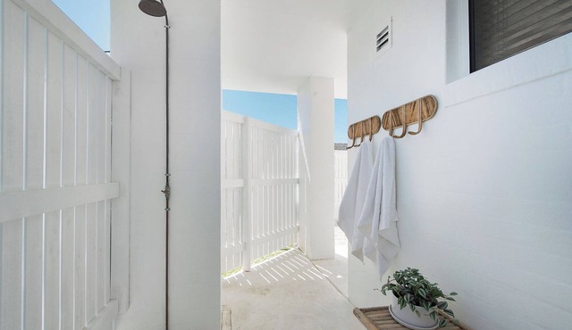 Large home upper and lower level with internal access