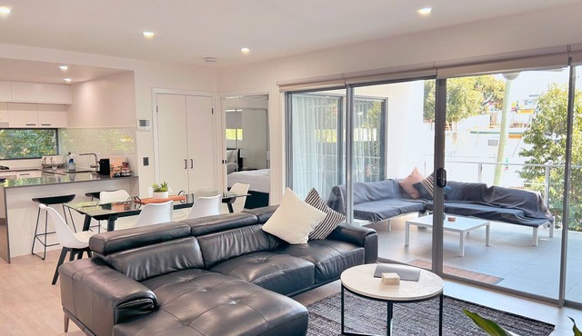 Leafy & Spacious Apt w/Balcony, Parking & 65" TV in Morningside
