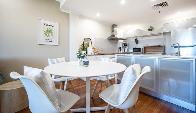 Light Resort Style Haven in Darling Harbour