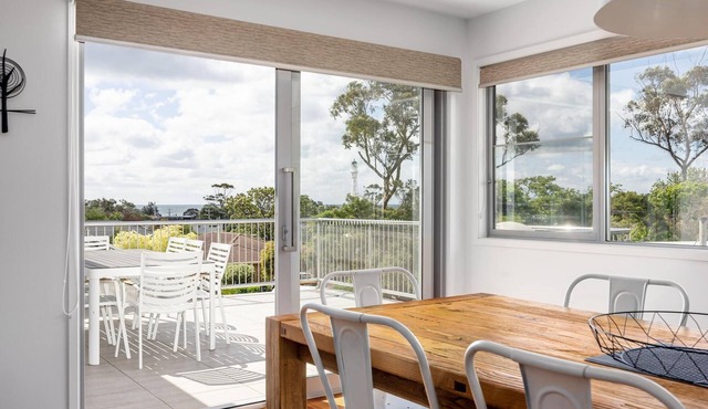 Lighthouse Views, McCrae - Stunning views of bay and lighthouse in McCrae