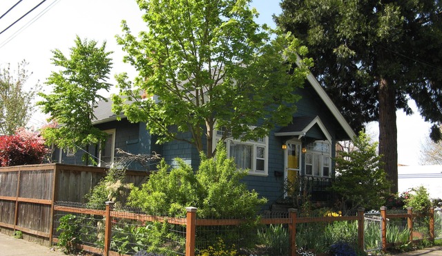 Location! Location! Location! Easy access to everything Eugene, arts to outdoors in Eugene