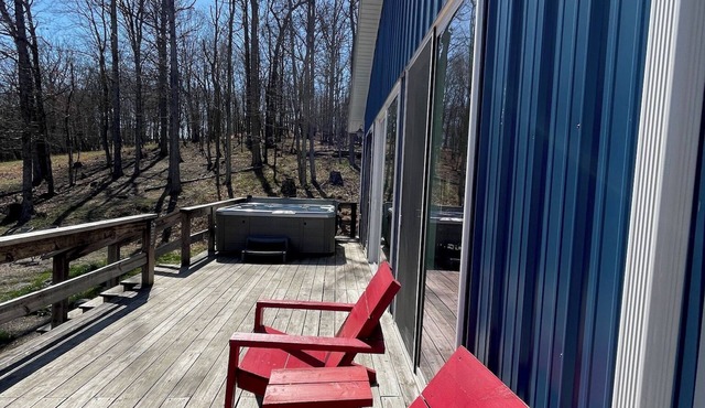 Lost River Bunkhouse Barn, dog-friendly + hot tub in Mathias