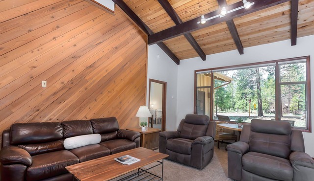 LOST03 - Quintessential Sunriver Tome, 2 Ensuites, Hot Tub, Wood Fireplace in Sunriver