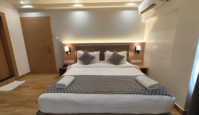 Lucknow Hotel P-R-I-S-H-A Stay