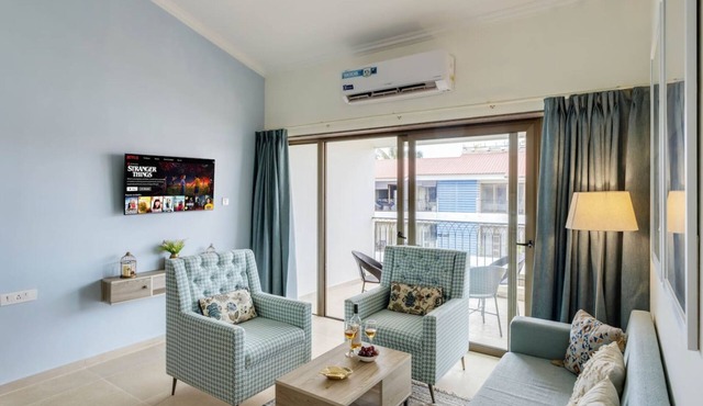 Luxe 1bhk w Pool Sauna 1km to the Beach