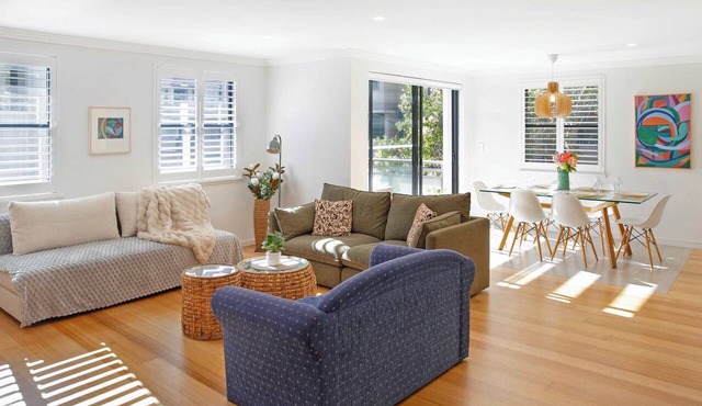 Luxe Bright 2BR. Walk to Harbour wharf + parking