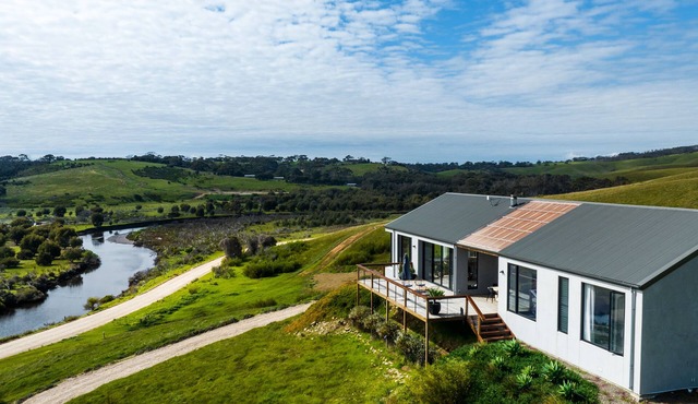 Luxe off-grid beach house with panoramic views of Middle River & Snelling Beach in Middle River