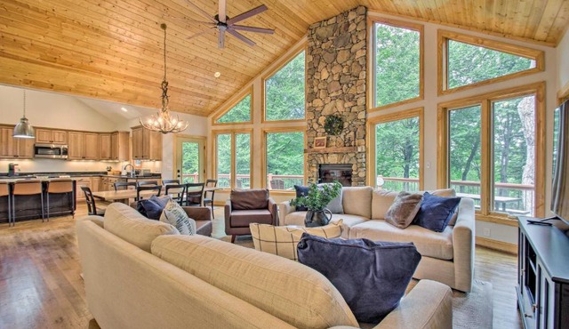 Luxe Wintergreen Resort Escape w/Hot Tub! in Roseland