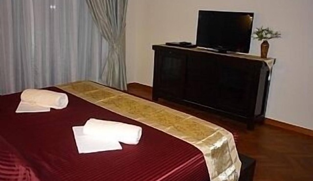 Luxury Appointed Marina Apartment