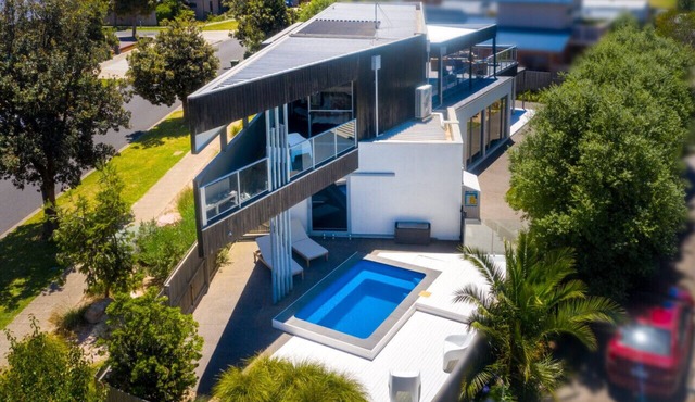 Luxury Beachside Entertainer With Heated Pool in St Leonards