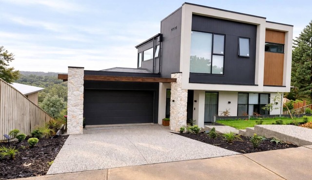 Luxury Hillside Escape | Scenic Views & Cosy Stay
