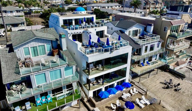 Luxury Oceanfront Villa, Roof Deck & Private Beach in Oceanside