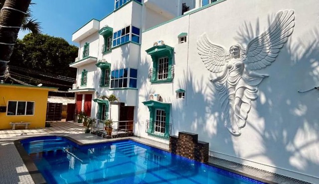 LuXus Resort & Swimming Pool