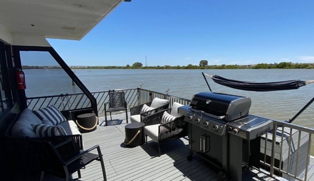 Magical Murray River retreat with Wow Houseboats- luxury, style, & dog-friendly! in White Sands
