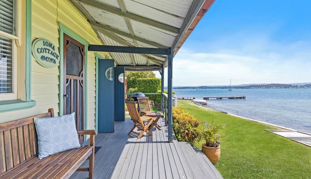 Magical Private Waterfront Iona Cottage in Marks Point