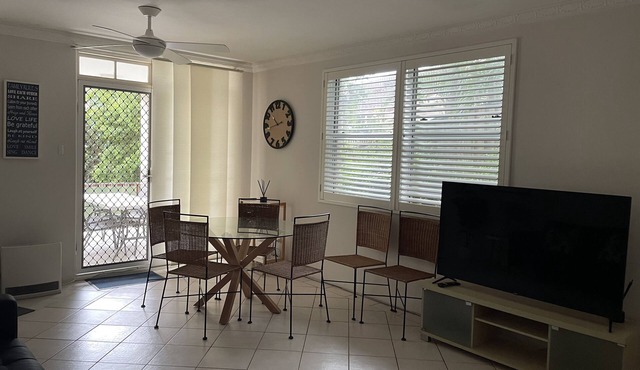 MANLYS FINEST LOCATION SO CLOSE TO BEACH SHOPS AND FERRY