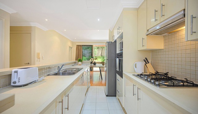 Marsfield New Modern Townhouse with Pool Garagen