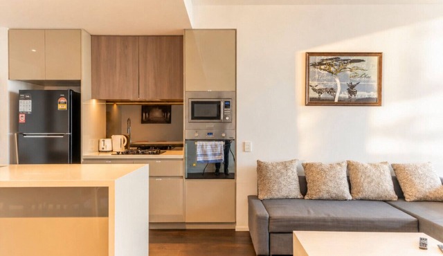 Mascot 2BR/2BA | Station, Shops + Free Parking