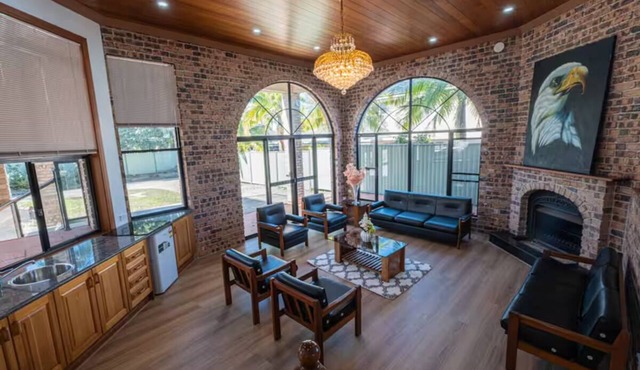 Massive 6-Bed Luxurious Home with Free Parking in MacGregor