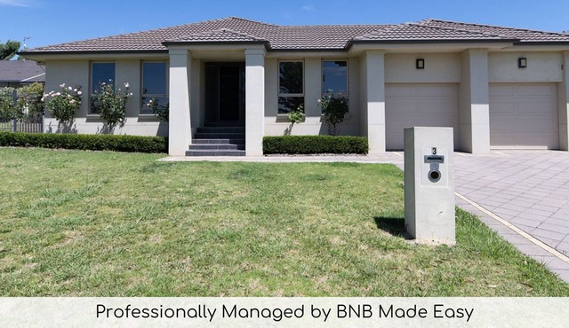 McIntosh Entertainer - Large Home in Leafy Suburb
