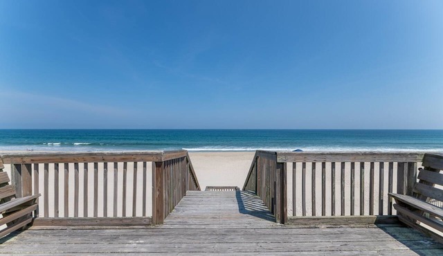 Mellow Yellow-Whalehead, Oceanfront, Hot Tub, Pets OK, YR Flex Stays in Corolla